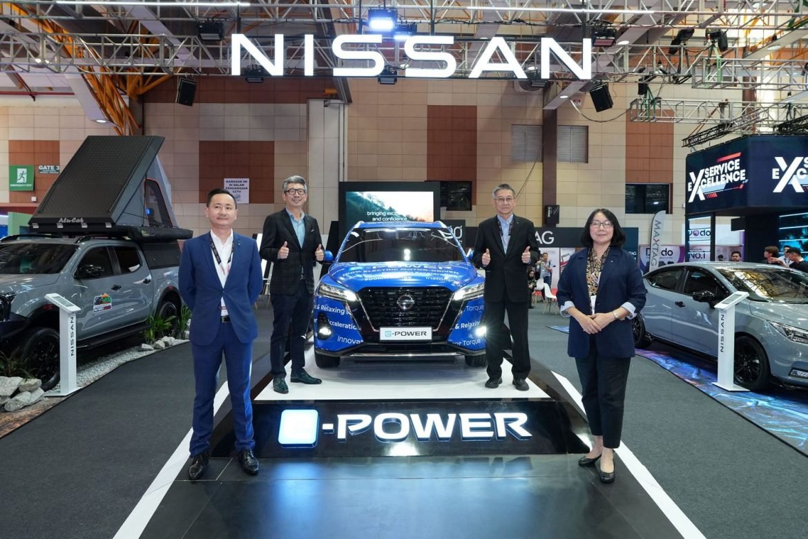 07 ETCM Management posed with Nissan e-POWER