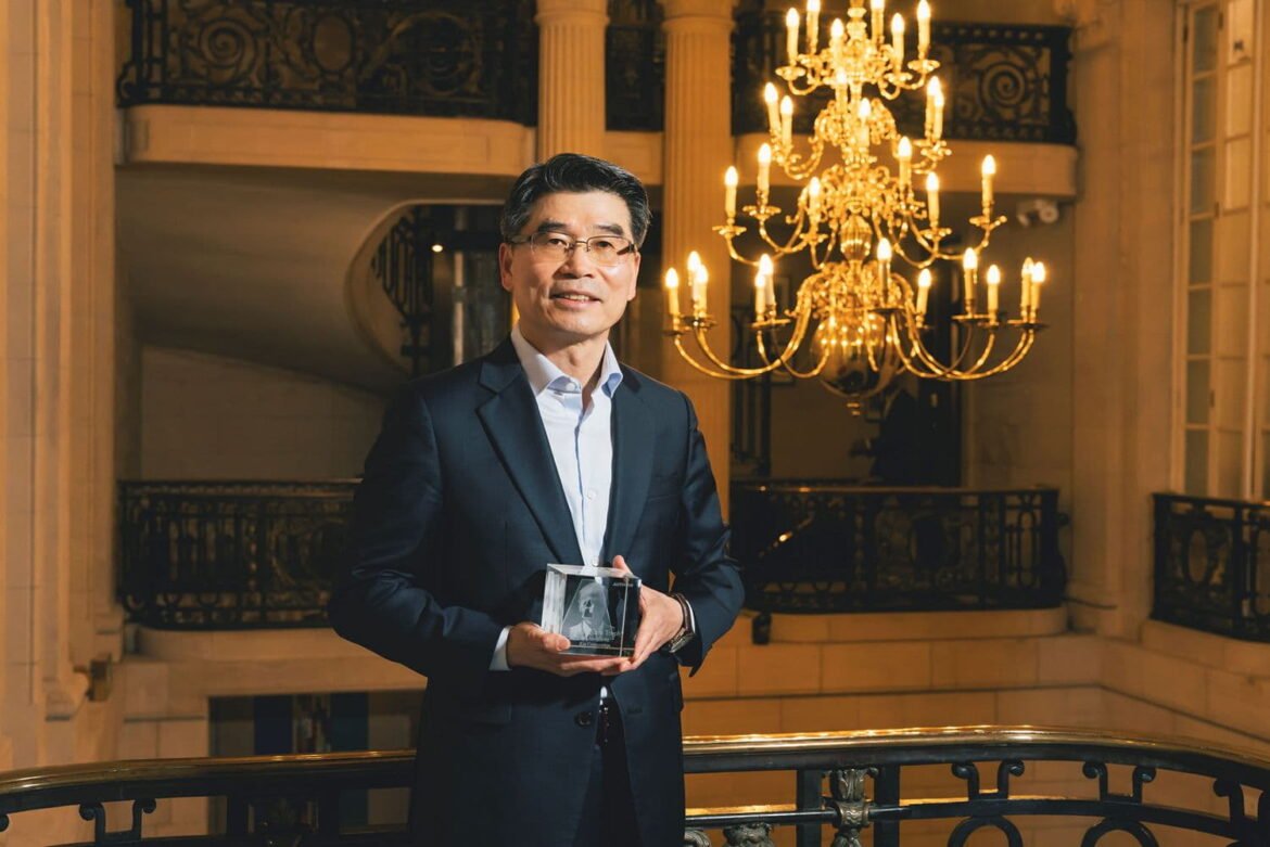 (Photo) Kia President and CEO Ho Sung Song honored at 2025 Autocar Awards (Resized)