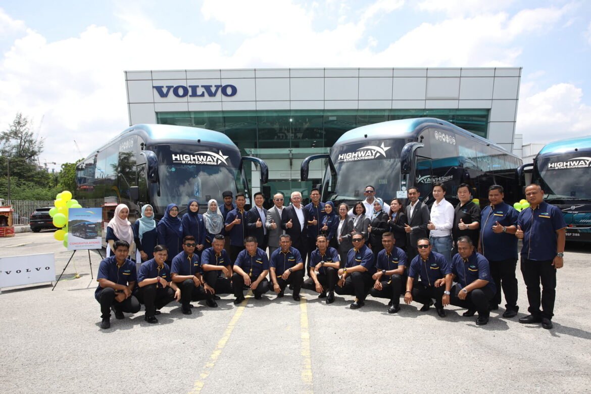 Group photo of teams from Volvo Buses Malaysia, SHL Coach Works Sdn Bhd and Highway Star Travel Sdn Bhd (1)